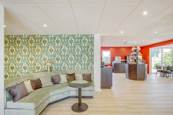 Coin salon dans le hall