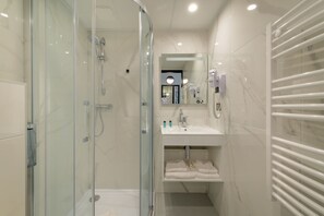 Hair dryer, towels, soap, shampoo - Hotel Zenith Caen (Caen)