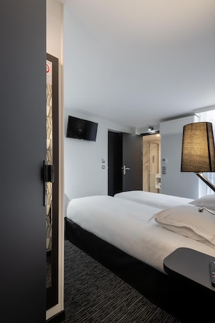 Basic Twin Room, 2 Twin Beds | Premium bedding, individually decorated, individually furnished, desk. Hotel Zenith Caen