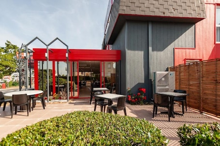 Terrace/patio. Hotel Zenith Caen