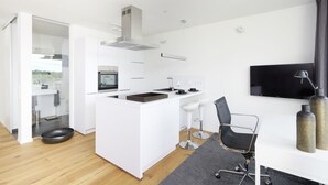 Apartamento standard | Cozinha americana privada | Cafeteira/chaleira, geladeira, micro-ondas, fogão