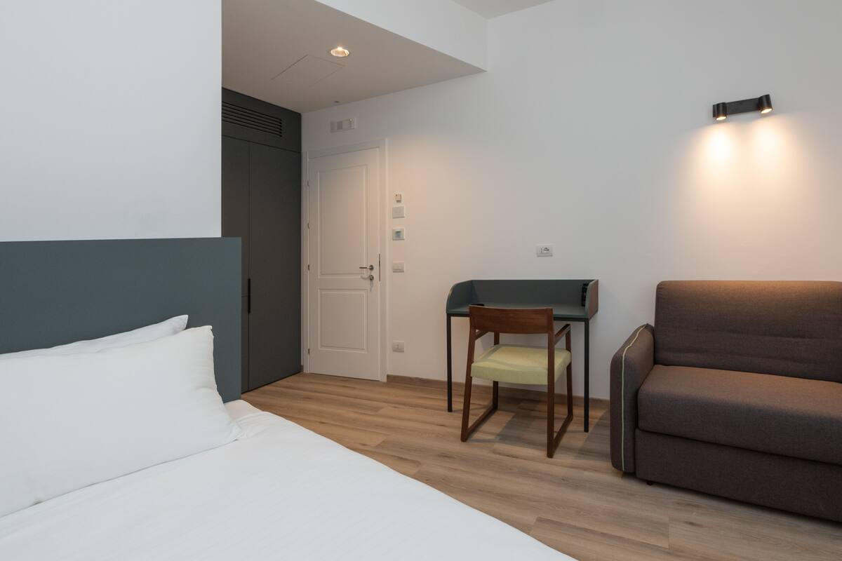 Cubrecamas, colchones con pillow-top y minibar 