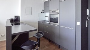 Standaard studio | Privékeuken | Een koffiezetapparaat/waterkoker, een koelkast, een oven, een kookplaat
