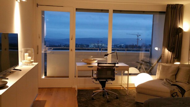 Standaard studio | Een bureau, een laptopwerkplek, een strijkplank/strijkijzer, gratis wifi