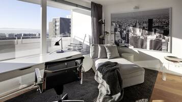Standard Studio | Living area | TV, heated floors