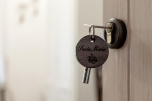 A key with "Santa Monica" engraved on it, hanging on a door lock. - B&B Le Caravelle (Monopoli)