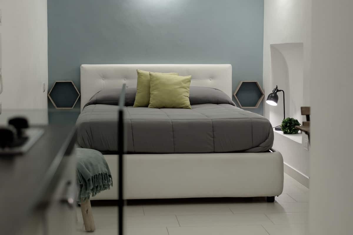 Escritorio, sistema de insonorización, wifi gratis y ropa de cama