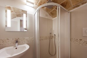 Doccia, set di cortesia gratuito, asciugacapelli, bidet