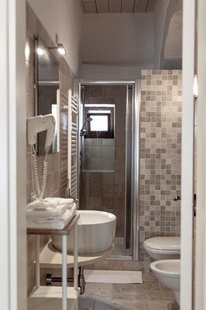 A modern bathroom with a large bathtub, a separate toilet, and a shower area. - B&B Le Caravelle (Monopoli)