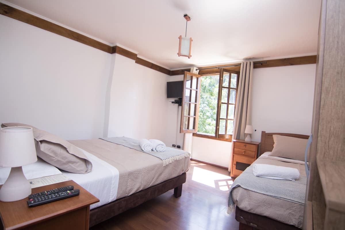 Habitación triple (8) | Ropa de cama de alta calidad, edredones de plumas, escritorio