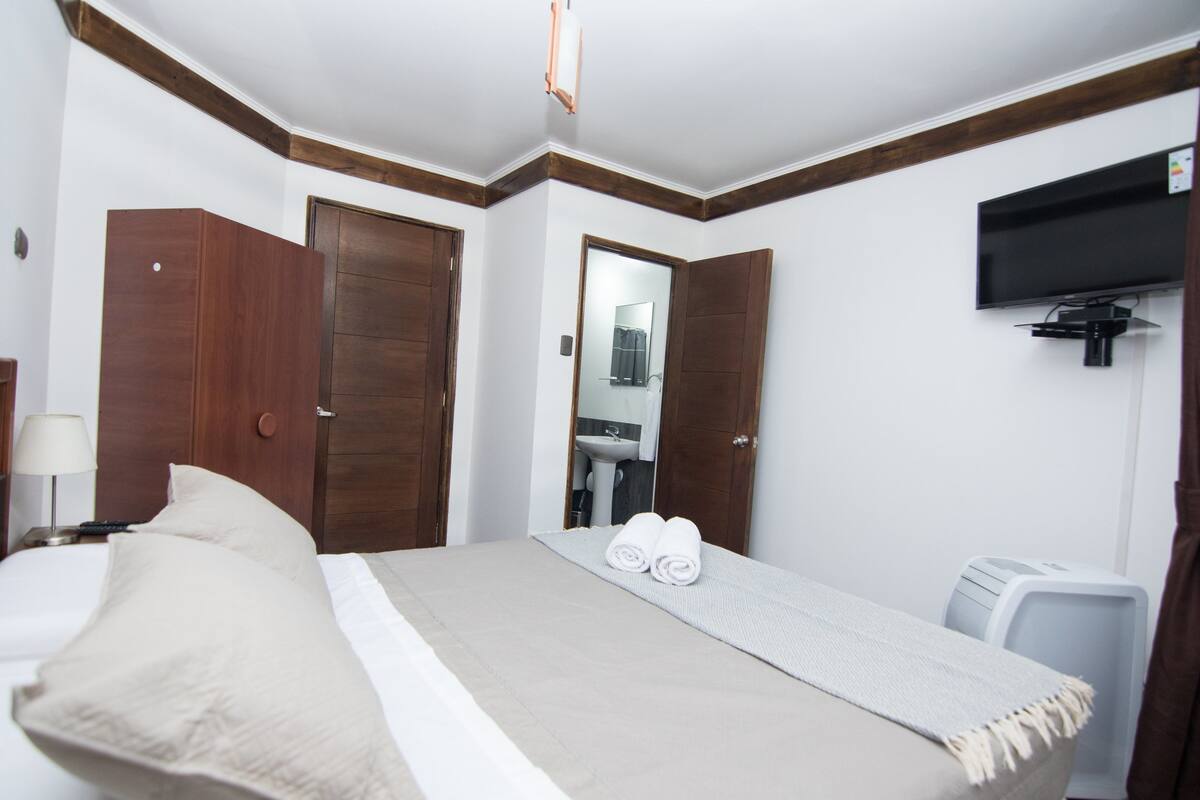 Habitación doble (10) | Ropa de cama de alta calidad, edredones de plumas, escritorio