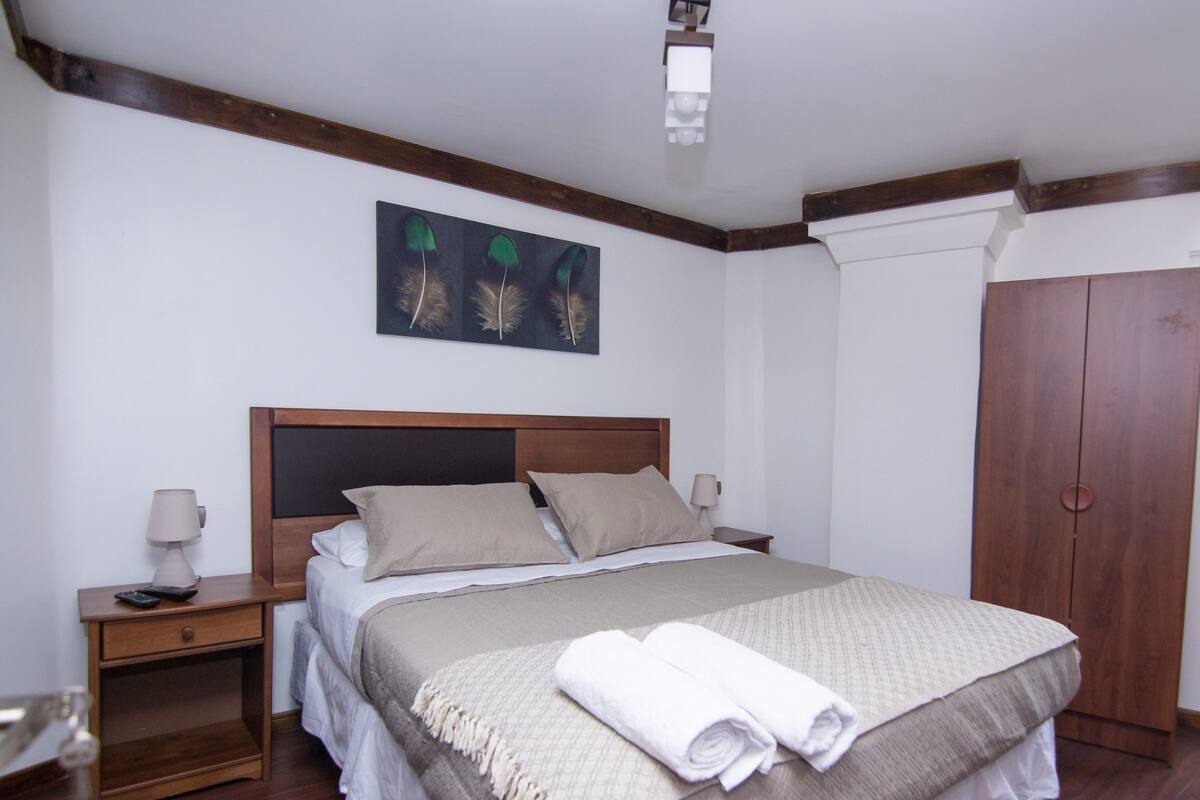 Habitación doble (6) | Ropa de cama de alta calidad, edredones de plumas, escritorio
