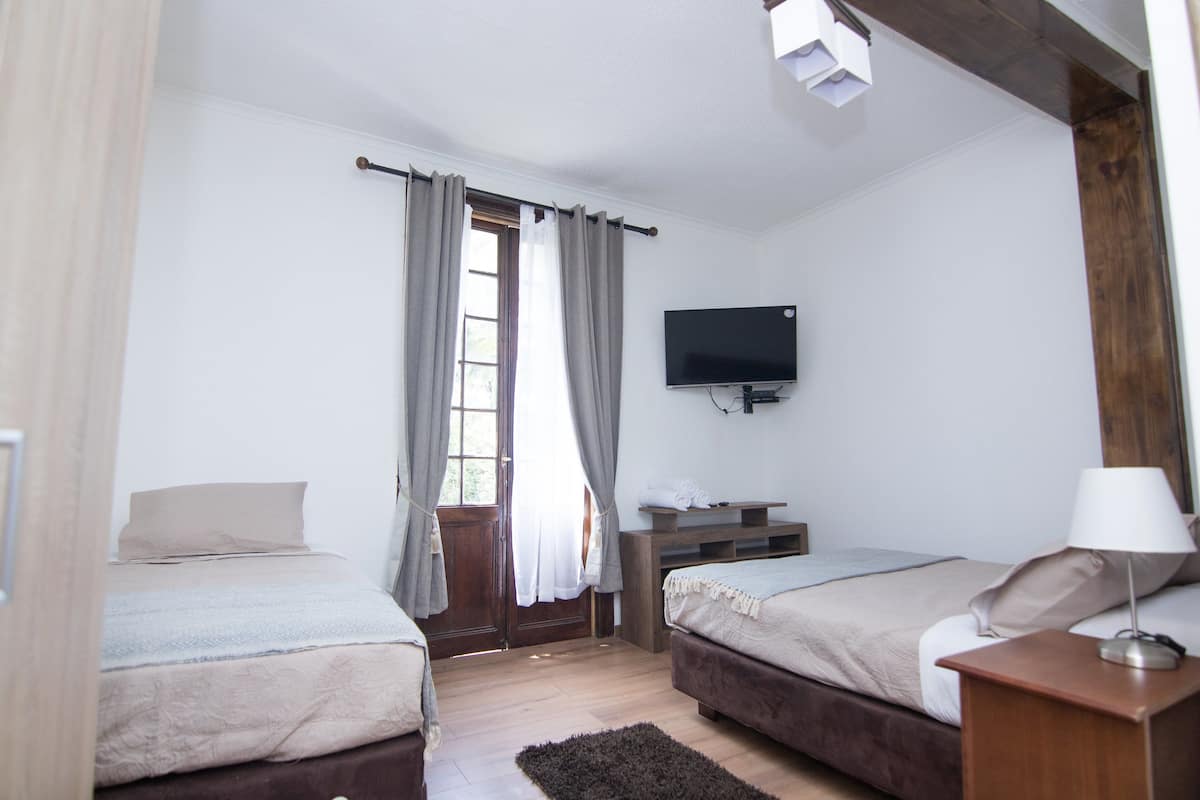 Habitación triple (2) | Ropa de cama de alta calidad, edredones de plumas, escritorio