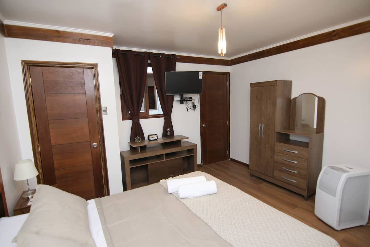 Habitación doble (11) | Ropa de cama de alta calidad, edredones de plumas, escritorio