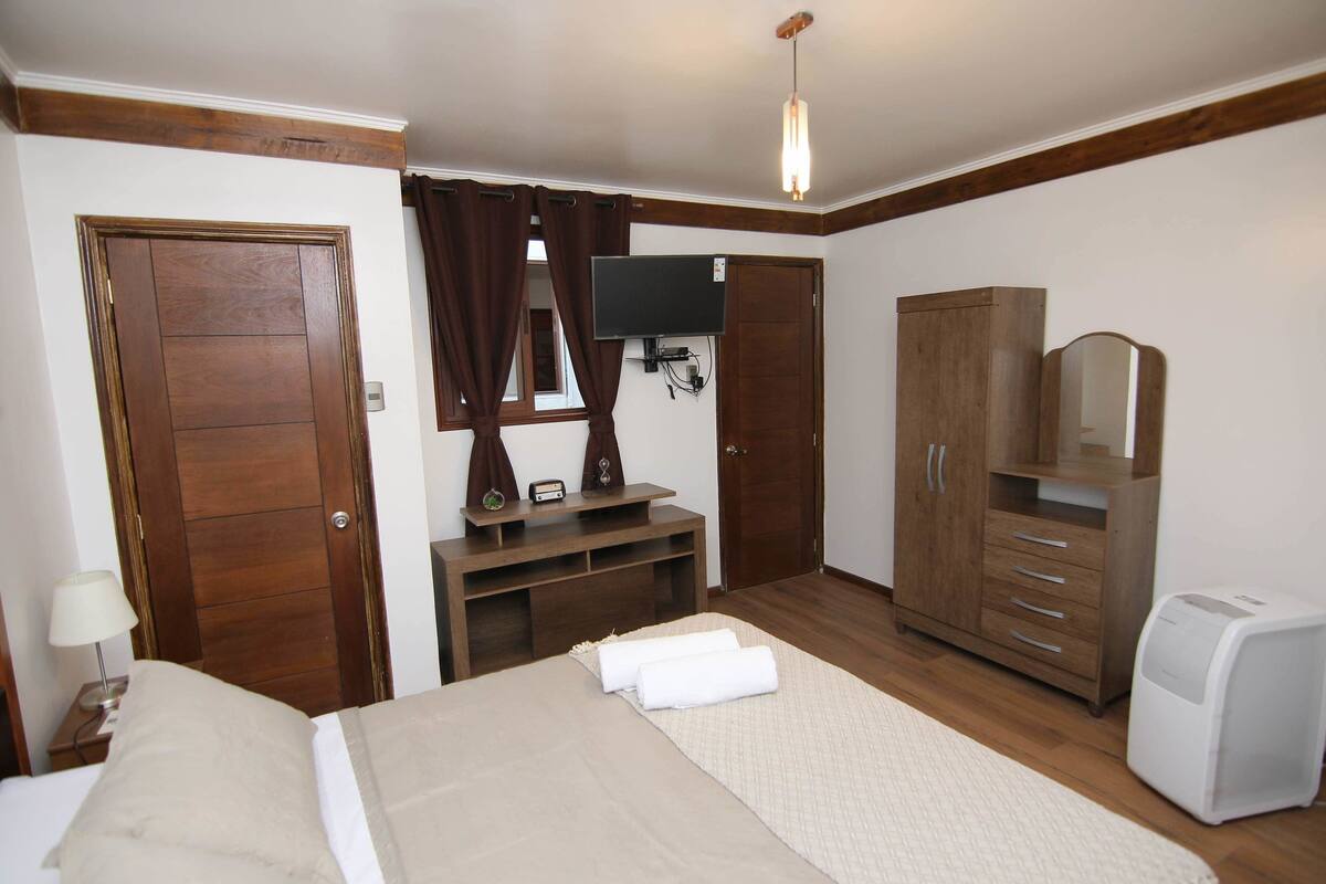 Habitación doble (11) | Ropa de cama de alta calidad, edredón y decoración personalizada