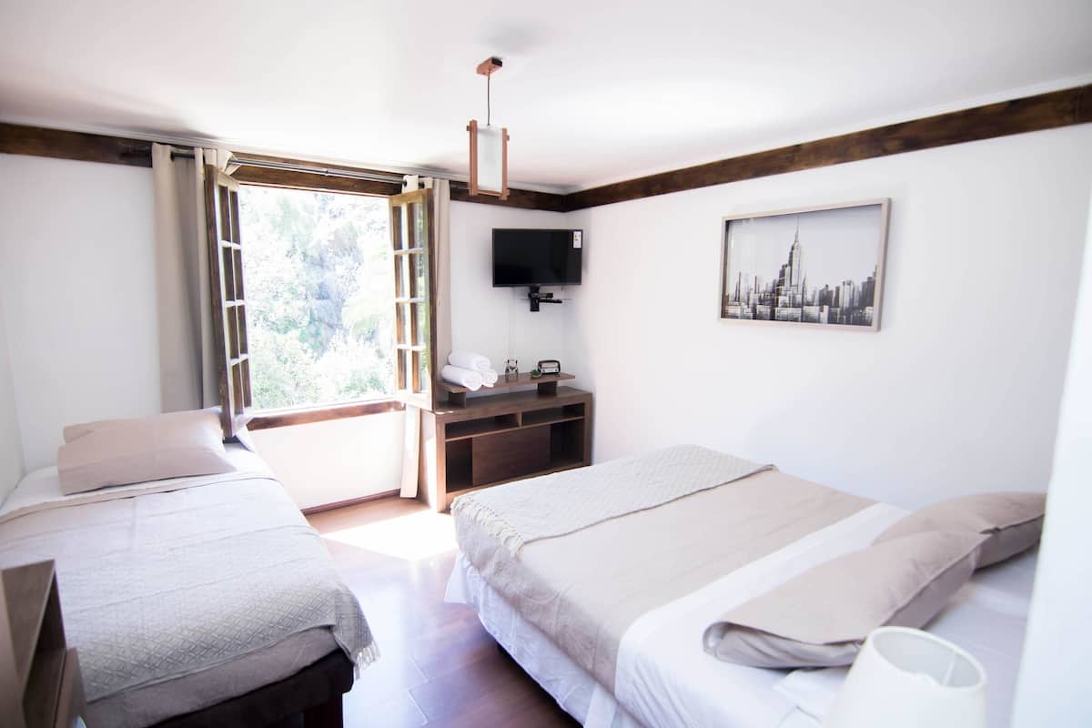 Habitación triple (9) | Ropa de cama de alta calidad, edredones de plumas, escritorio