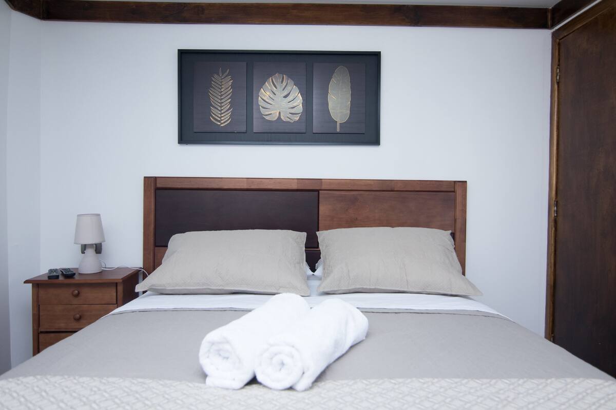 Habitación doble (7) | Ropa de cama de alta calidad, edredones de plumas, escritorio