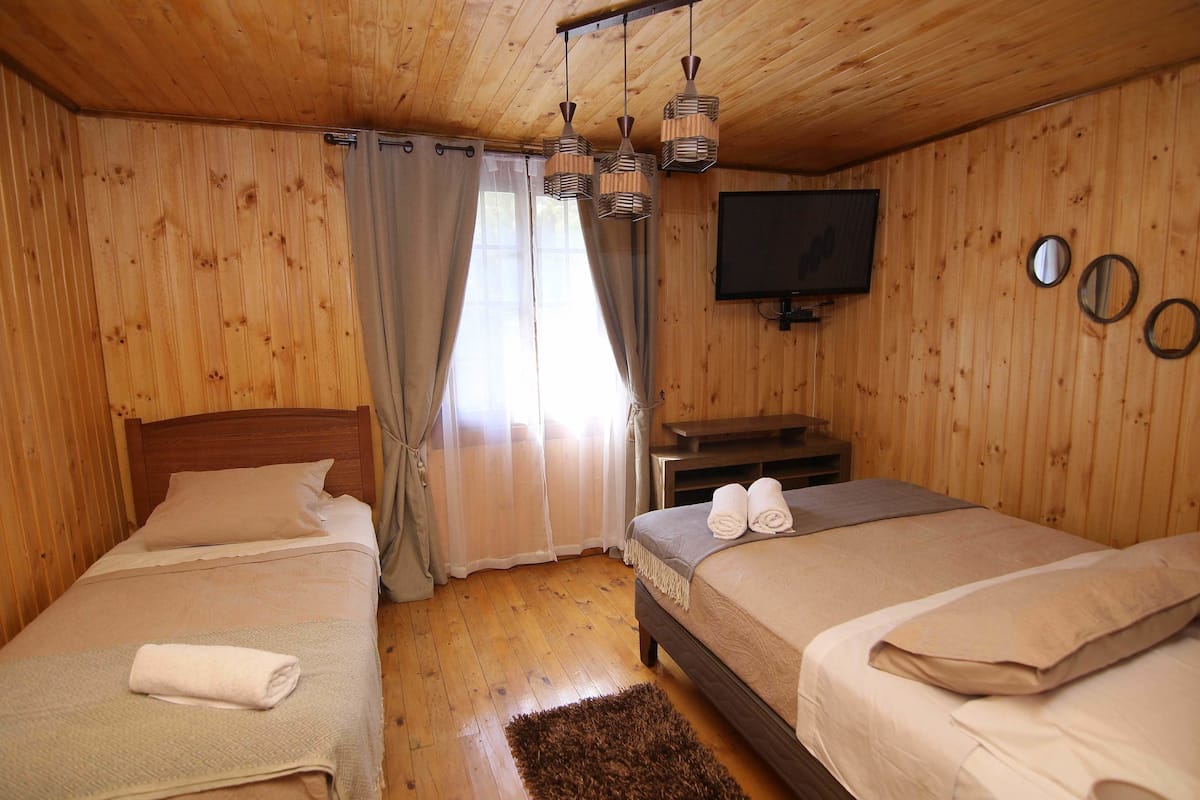 Habitación triple (5) | Ropa de cama de alta calidad, edredones de plumas, escritorio