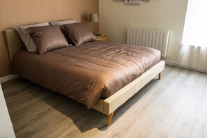 Doppelzimmer (Beige) | Individuell dekoriert, individuell eingerichtet, Schreibtisch