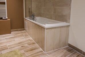 Deep soaking bathtub - La ferme saint Jacques (Chatellerault)