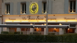 A restaurant named "La Ferme Saint Jacques" with a rooster sign above the entrance. - La ferme saint Jacques (Chatellerault)