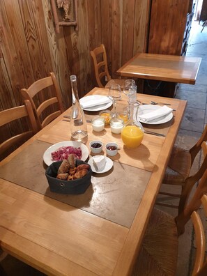 Tägliches kontinentales Frühstück gegen Gebühr