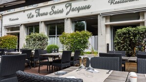 An outdoor seating area with tables and chairs at La Ferme Saint Jacques restaurant. - La ferme saint Jacques (Chatellerault)