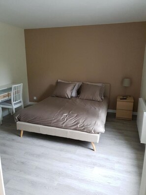 Double Room (Beige) | Individually decorated, individually furnished, desk, blackout drapes - La ferme saint Jacques (Chatellerault)