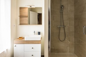 Kostenlose Toilettenartikel, Haartrockner, Handtücher