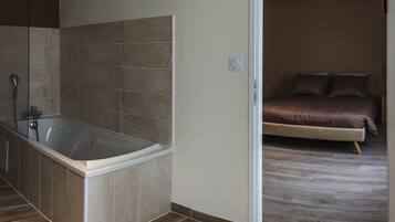 Double Room (Beige) | Deep-soaking bathtub