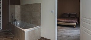 Double Room (Beige) | Deep soaking bathtub - La ferme saint Jacques (Chatellerault)