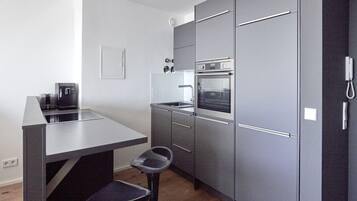 Standard Studio | Private kitchen | Fridge, oven, stovetop, coffee/tea maker