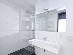Standard-Studio | Dusche im Bad