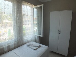 3 bedrooms, desk, iron/ironing board, bed sheets