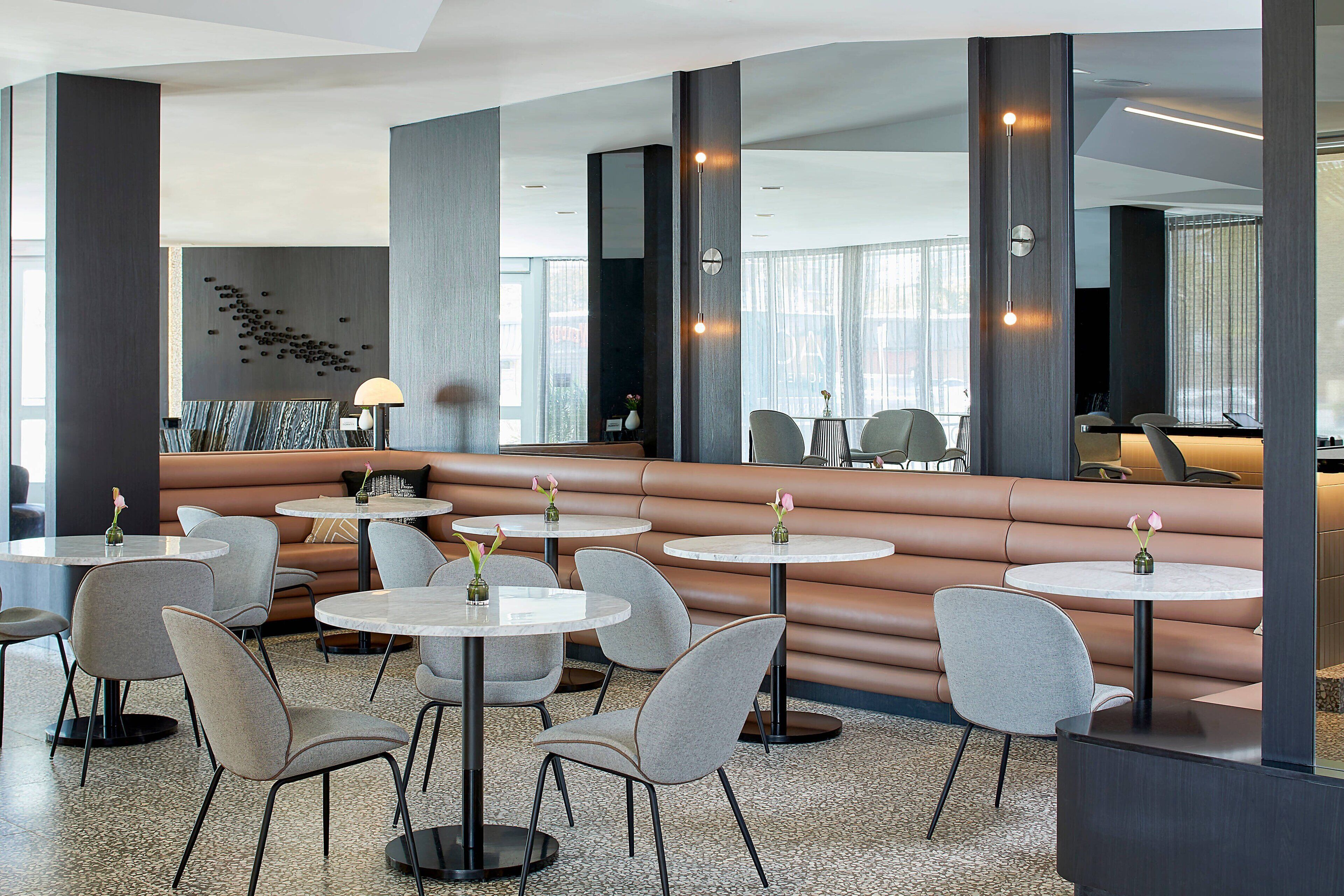 2 bars/lounges, poolside bar