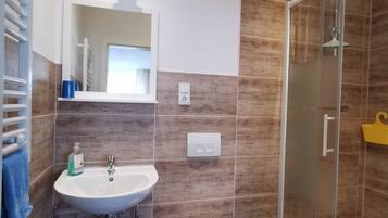 Apartment | Badezimmer | Haartrockner, Handtücher, Toilettenpapier