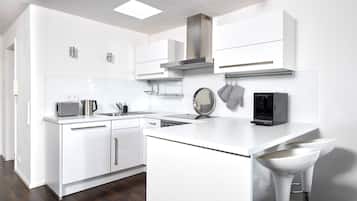 Estudio estándar | Cocina privada | Refrigerador, microondas, horno y parrilla de estufa