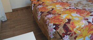 Blackout drapes, free WiFi, bed sheets - Come Inn Lisbon Penha de França (Lisbon)