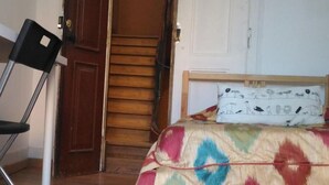 Blackout curtains, free WiFi, bed sheets - Come Inn Lisbon Penha de França (Lisbon)