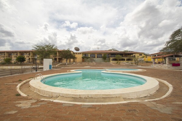 สระว่ายน้ำกลางแจ้ง, ร่มริมสระว่ายน้ำ