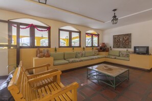 ฝ่ายต้อนรับ