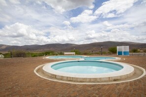 สระว่ายน้ำกลางแจ้ง, ร่มริมสระว่ายน้ำ