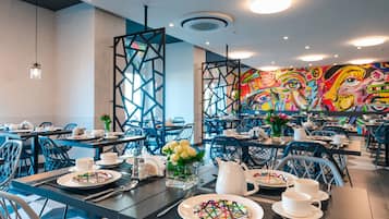 Daily buffet breakfast (UAH 215 per person)