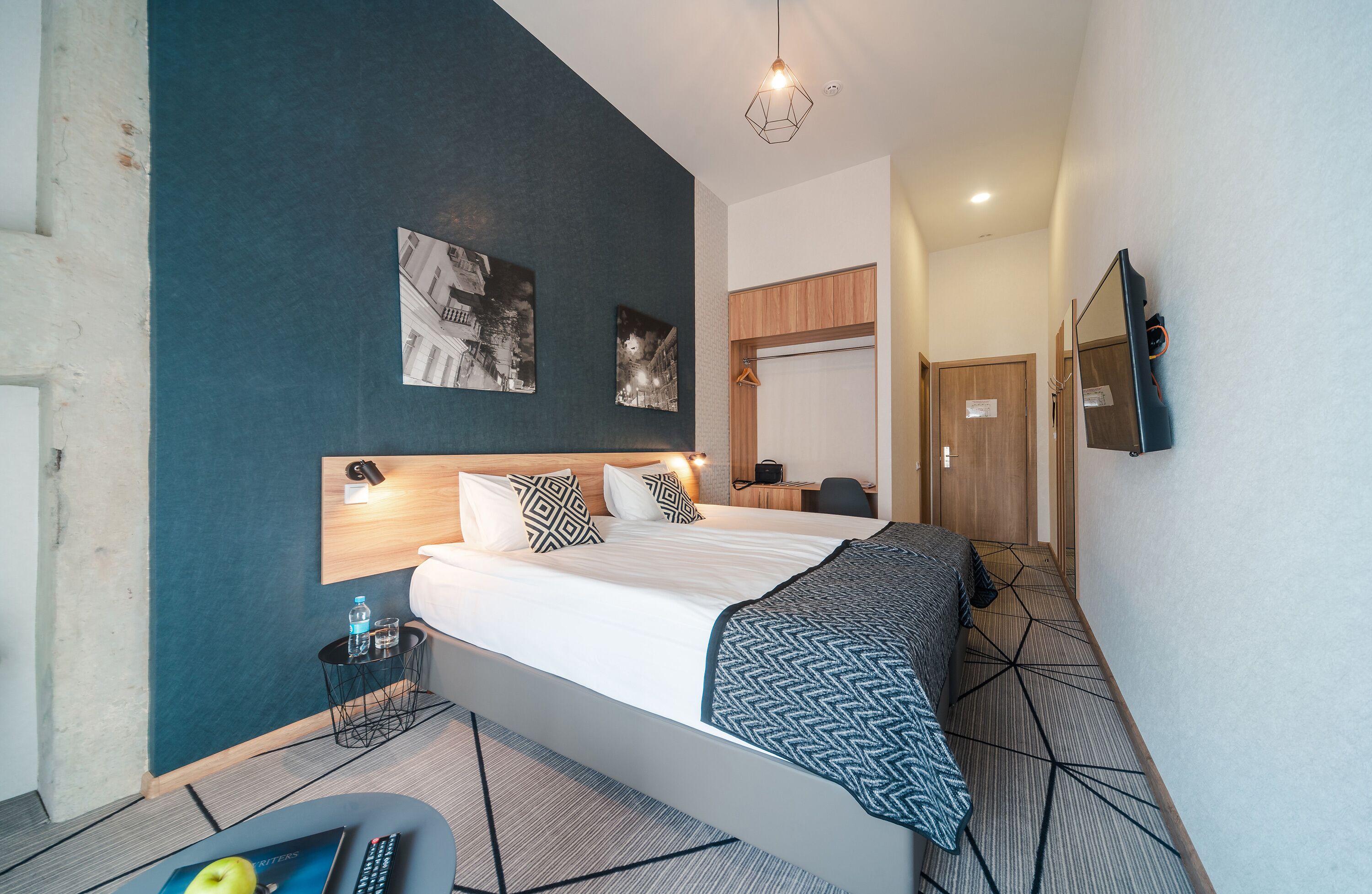 Quarto casal superior (Big City) | Cofres nos quartos, escrivaninha, espaço de trabalho para notebook