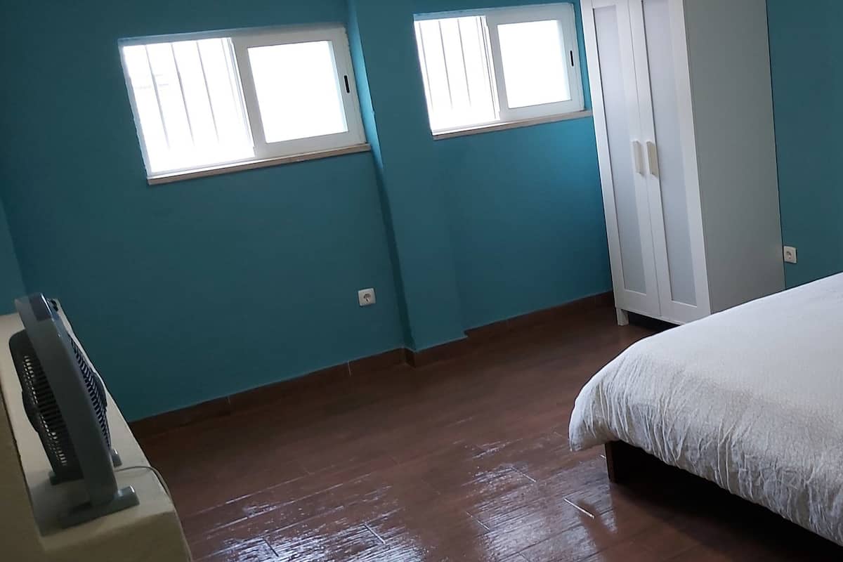 Economy-Doppelzimmer, eigenes Bad | Verdunkelungsvorhänge, Babybetten, Zustellbetten, kostenloses WLAN