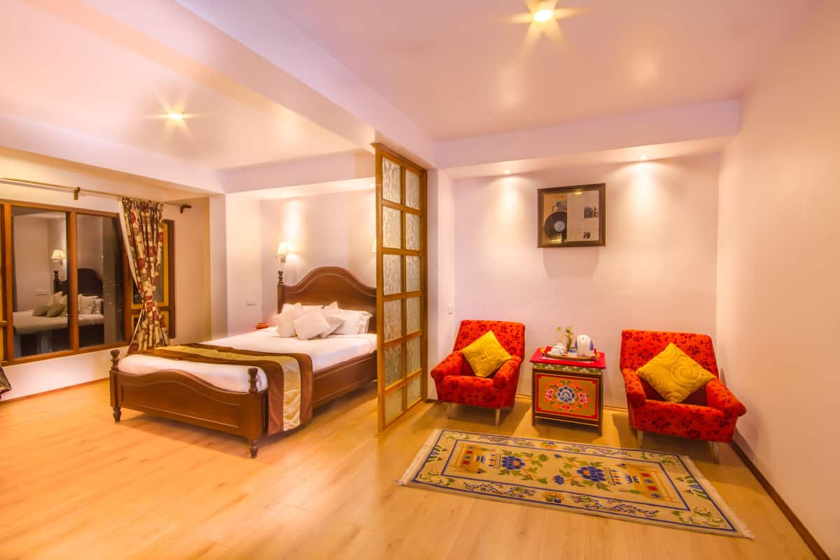 Kamar Double Standar | 1 kamar tidur, seprai premium, selimut bulu angsa, dan brankas
