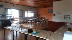 Café da manhã com buffet grátis todos os dias