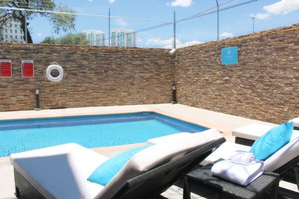 Hồ bơi ngoài trời 