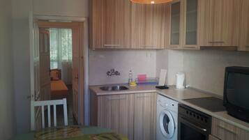 Apartemen Ekonomi | Dapur pribadi | Lemari es, oven, kompor, dan ketel listrik