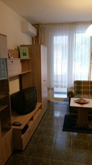 Economy-Apartment | Wohnzimmer | Fernseher